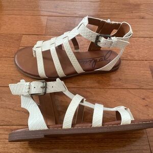 Zodiac Calypso White Gladiator Sandals Size 7M NIB T-Strap Strappy Flat NIB
